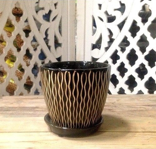 Doniczka czarna Yida z podstawkiem