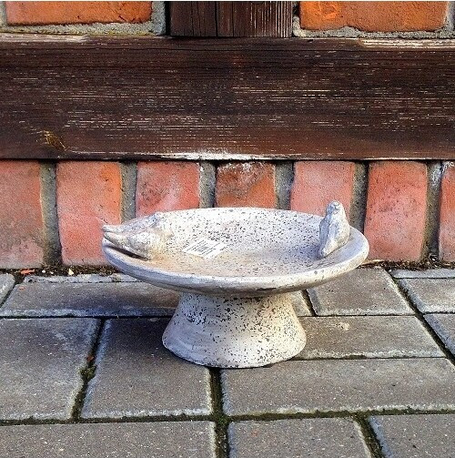 Poidełko dla ptaków na nóżce