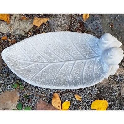 Betonowe poidełko dla ptaków liść