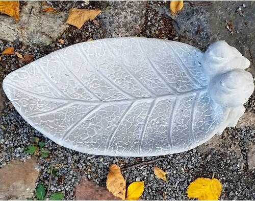 Betonowe poidełko dla ptaków liść