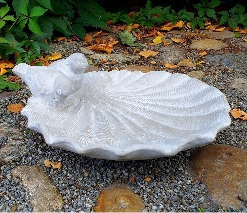 Betonowe poidełko dla ptaków Muszla