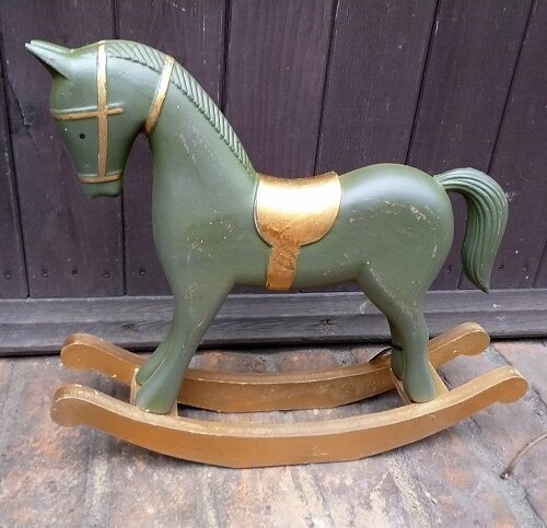 Koń na biegunach drewniany