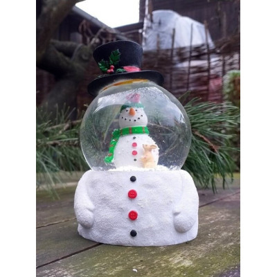 Bałwan kula ze śniegiem