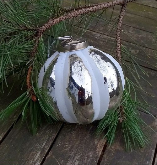 Bombka biel ze srebrem