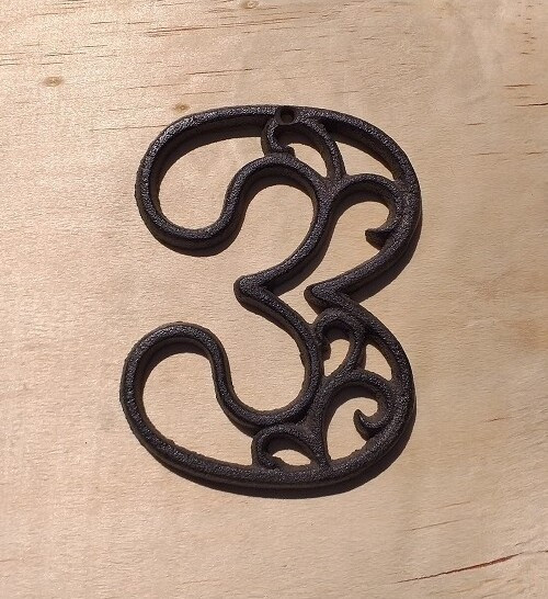 Cyfra 3 ozdoba ścienna żeliwna