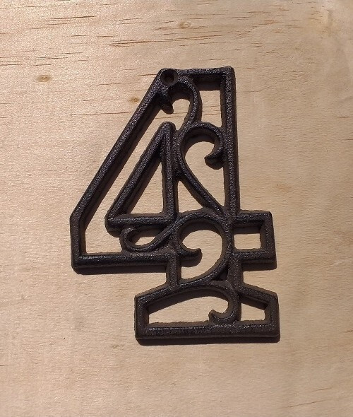 Cyfra 4 ozdoba ścienna żeliwna