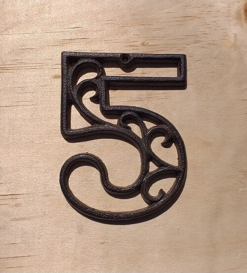 Cyfra 5 ozdoba ścienna żeliwna