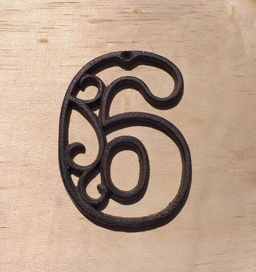 Cyfra 6 ozdoba ścienna żeliwna