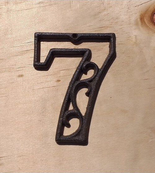 Cyfra 7 ozdoba ścienna żeliwna