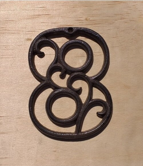 Cyfra 8 ozdoba ścienna żeliwna