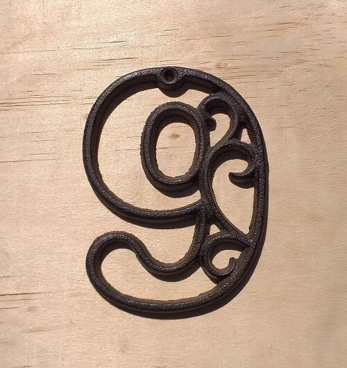 Cyfra 9 ozdoba ścienna żeliwna