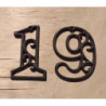 Cyfra 9 ozdoba ścienna żeliwna