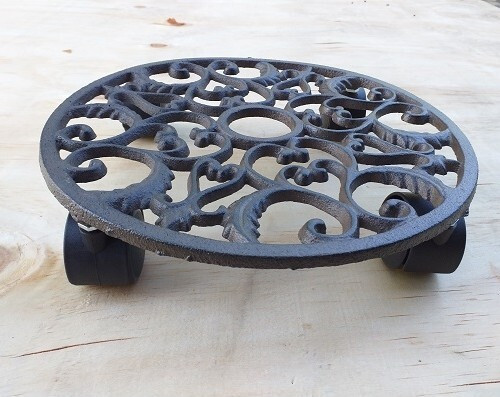 Żeliwny ażurowy podstawek na kółkach brązowy