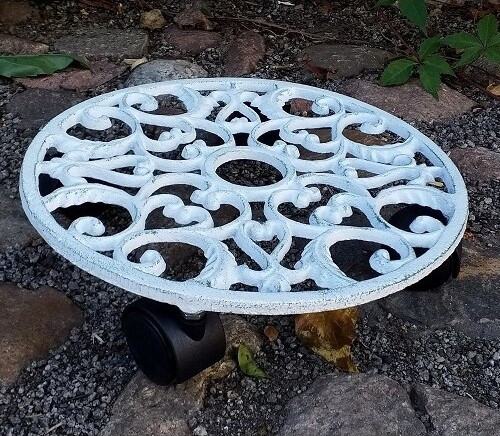 Żeliwny ażurowy podstawek na kółkach biały