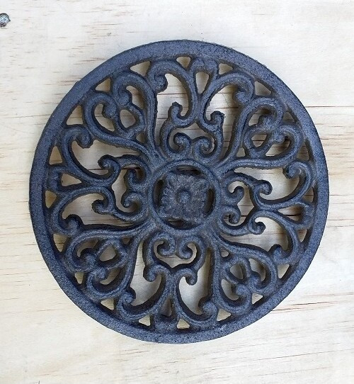 Żeliwna podkładka okrągła ażurowa brąz