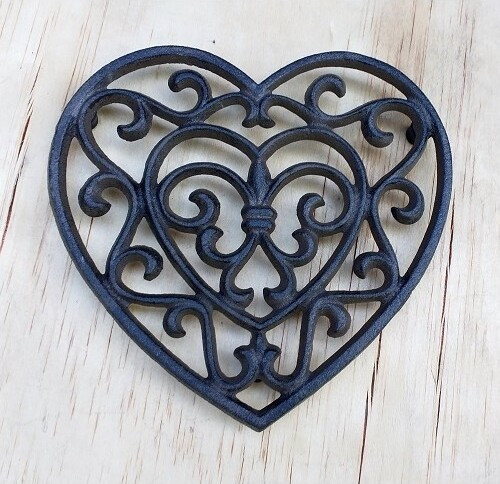 Żeliwna podkładka serce ażurowa brązowa