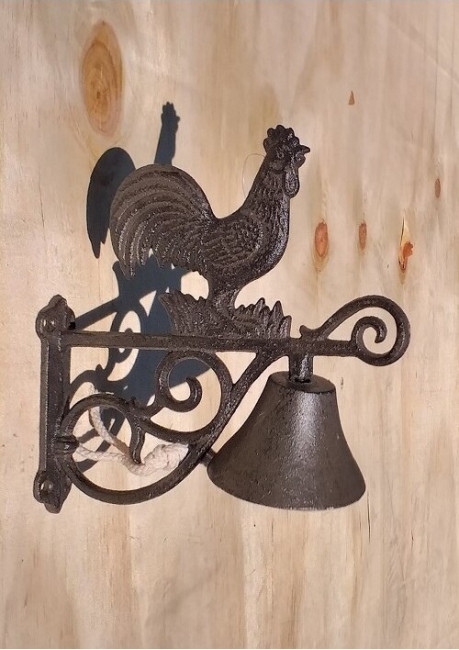 Żeliwny dzwonek z kogutem