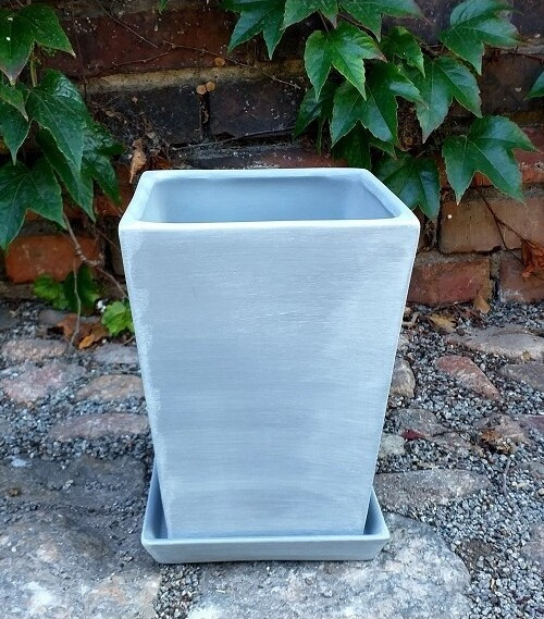 Doniczka kwadratowa cement z podstawkiem