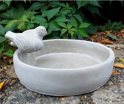 Betonowe okrągłe poidełko dla ptaków