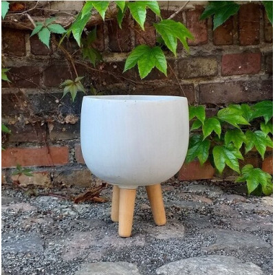 donica betonowa na nóżkach biała