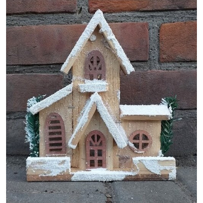 Drewniany domek - kapliczka przyścienna