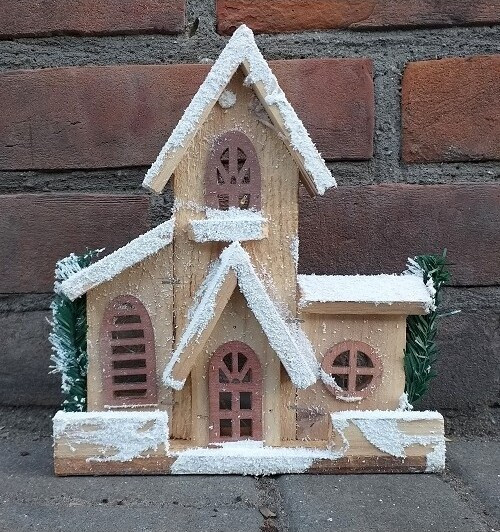 Drewniany domek - kapliczka przyścienna