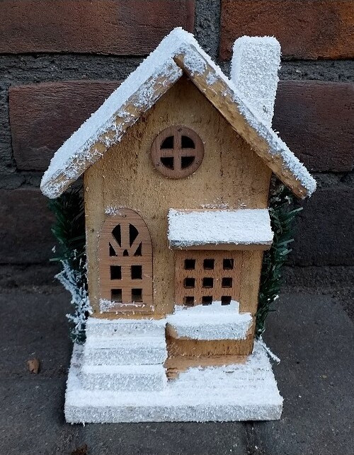 Drewniany domek ze schodami