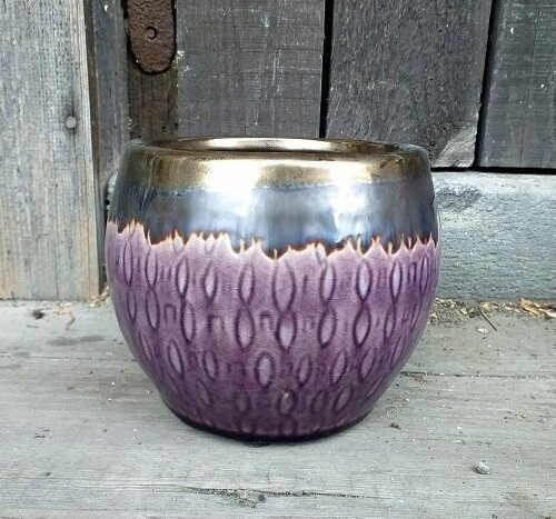 Doniczka kulista fioletowa ze złotym rantem