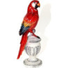 Papuga czerwona siedząca na urnie