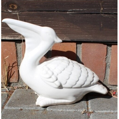 Pelikan biały z podniesioną głową