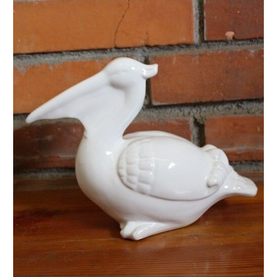 Pelikan biały z opuszczoną głową