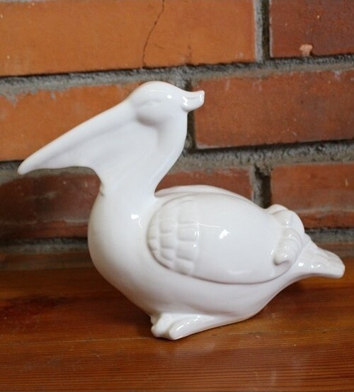 Pelikan biały z opuszczoną głową