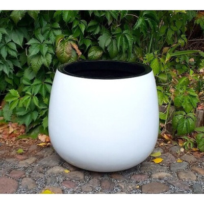 Okrągła biała donica z czarnym rantem z włókna szklanego