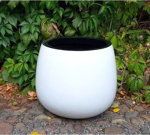 Okrągła biała donica z czarnym rantem z włókna szklanego