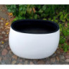 Owalna biała donica z czarnym rantem z włókna szklanego