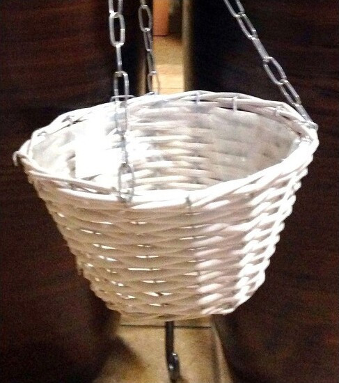 Wiklinowy okrągły biały kosz wiszący