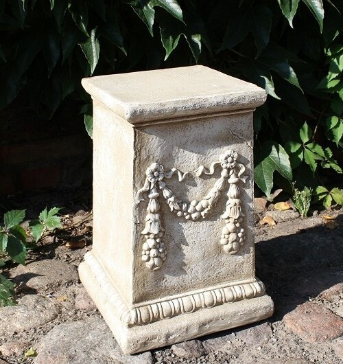 Postument - kolumna z mas żywicznych