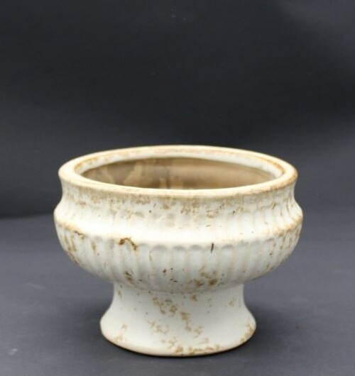 Doniczka Roma prążki na nóżce beż niska