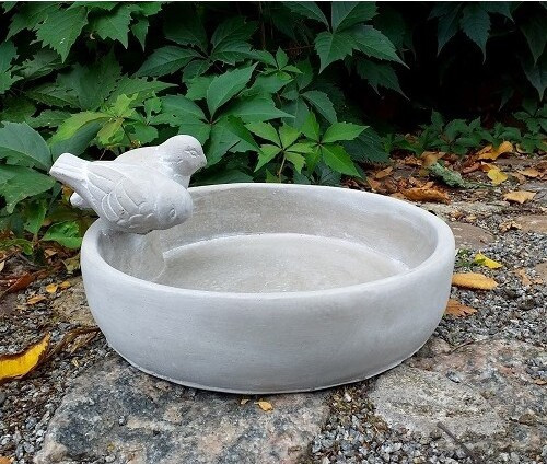 Betonowe okrągłe poidełko dla ptaków