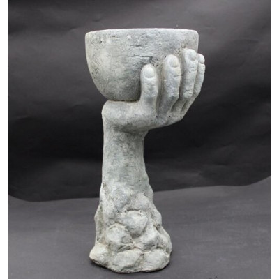 Doniczka ręka trzymająca półkulę