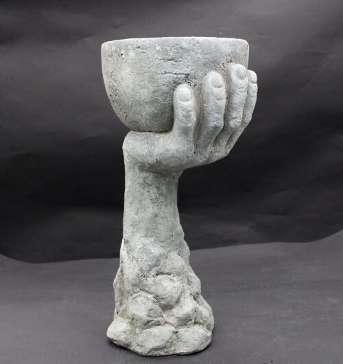 Doniczka ręka trzymająca półkulę