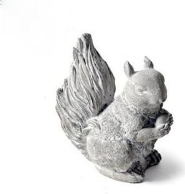 Figurka wiewiórka z betonu