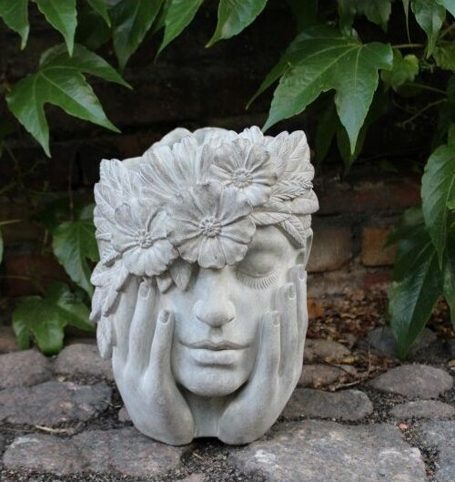 Doniczka Głowa kobiety z dłońmi i kwiatami cement
