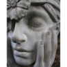Doniczka Głowa kobiety z dłońmi i kwiatami cement