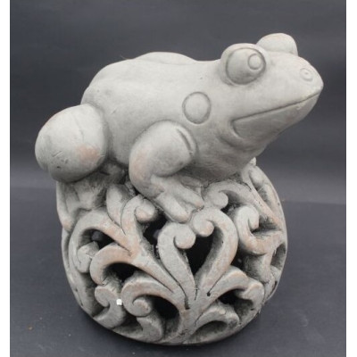 Żaba na ażurowej kuli