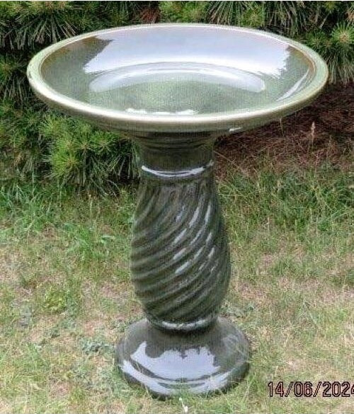 Poidełko dla ptaków na karbowanej nodze Zielone