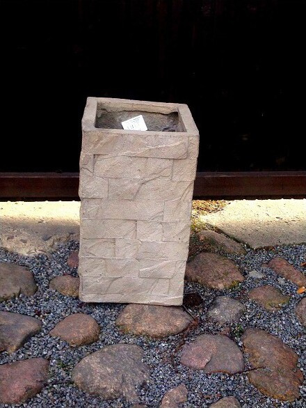 Donica wazon imitujący jasnoszarą cegłę