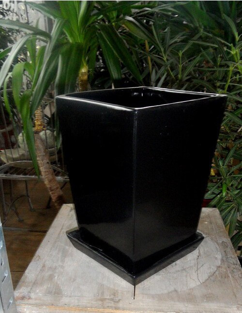 Doniczka kwadratowa czarna z podstawkiem