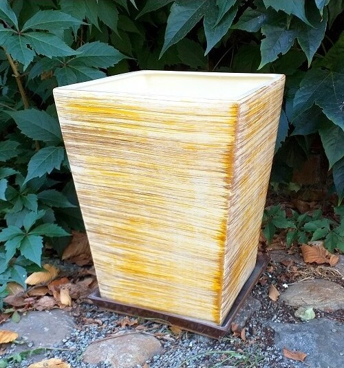 Doniczka kwadratowa żółto-brązowe paski z podstawkiem