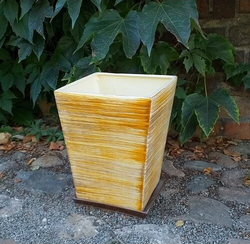 Doniczka kwadratowa żółto-brązowe paski z podstawkiem